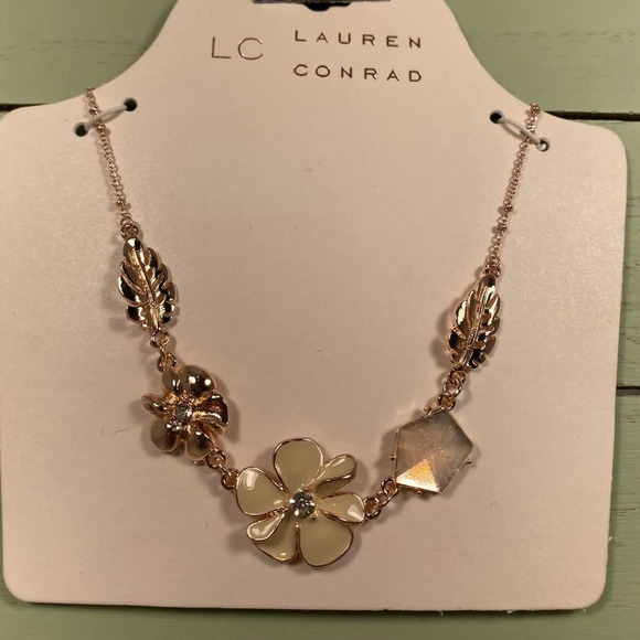 🆕 LC Lauren Conrad Gold Leaf & Flower Necklace - Picture 5 of 5